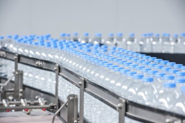 Konveyör bant üzerine plastik şişe