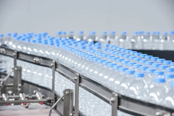 Plastové láhve na dopravní pás Stock Snímky