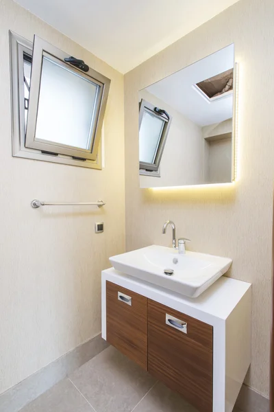 Просторная ванная комната — стоковое фото