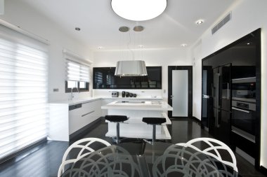 Parlak modern bir mutfak