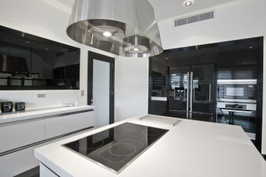 Parlak modern bir mutfak