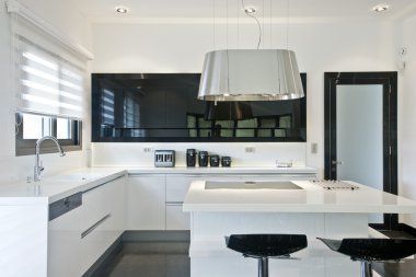 Parlak modern bir mutfak