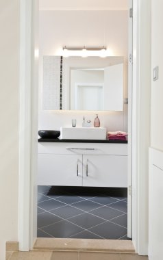 geniş modern banyo