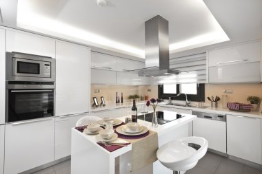 Parlak modern bir mutfak