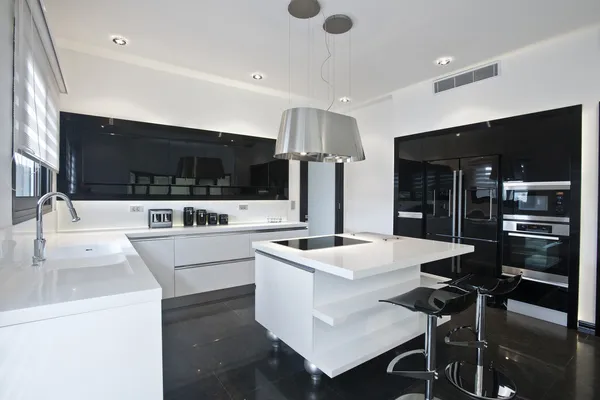 Parlak modern bir mutfak