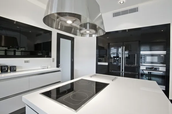 Parlak modern bir mutfak
