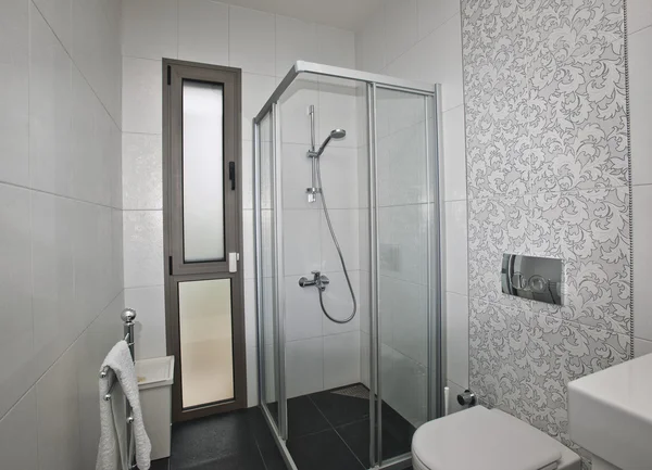 Tilava moderni kylpyhuone — kuvapankkivalokuva