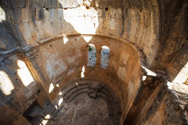Alahan Manastırı, Anadolu'nun güneyinde, Küçük Asya'nın Mut ilçesinde, Isauria dağlarında bulunan beşinci yüzyıl yapılarından oluşan bir komplekstir..