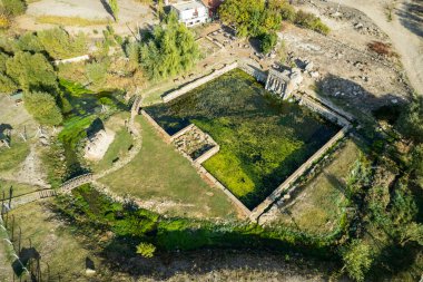 Eflatun Pınar'ın Hitit bahar sığınağı, Konya'nın yaklaşık 100 kilometre batısında, Beyşehir gölüne yakın, engebeli ve kurak bir arazide yer almaktadır..