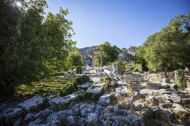 Termessos antik kenti, amfitiyatro. Termessos, Türkiye 'nin en seçkin arkeoloji sahalarından biri. Uzun kuşatmaya rağmen Büyük İskender antik şehri ele geçiremedi..