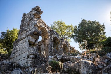 Termessos antik kenti, amfitiyatro. Termessos, Türkiye 'nin en seçkin arkeoloji sahalarından biri. Uzun kuşatmaya rağmen Büyük İskender antik şehri ele geçiremedi..