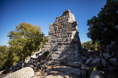 Termessos antik kenti, amfitiyatro. Termessos, Türkiye 'nin en seçkin arkeoloji sahalarından biri. Uzun kuşatmaya rağmen Büyük İskender antik şehri ele geçiremedi..