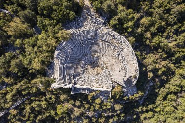 Termessos antik kenti, amfitiyatro. Termessos, Türkiye 'nin en seçkin arkeoloji sahalarından biri. Uzun kuşatmaya rağmen Büyük İskender antik şehri ele geçiremedi..