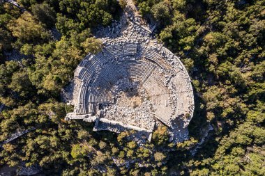 Termessos antik kenti, amfitiyatro. Termessos, Türkiye 'nin en seçkin arkeoloji sahalarından biri. Uzun kuşatmaya rağmen Büyük İskender antik şehri ele geçiremedi..