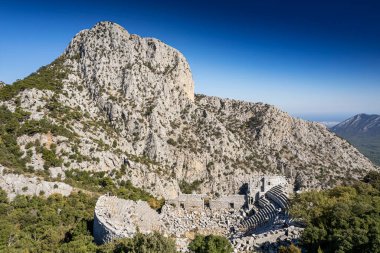 Termessos antik kenti, amfitiyatro. Termessos, Türkiye 'nin en seçkin arkeoloji sahalarından biri. Uzun kuşatmaya rağmen Büyük İskender antik şehri ele geçiremedi..