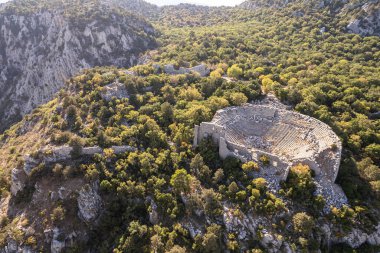 Termessos antik kenti, amfitiyatro. Termessos, Türkiye 'nin en seçkin arkeoloji sahalarından biri. Uzun kuşatmaya rağmen Büyük İskender antik şehri ele geçiremedi..