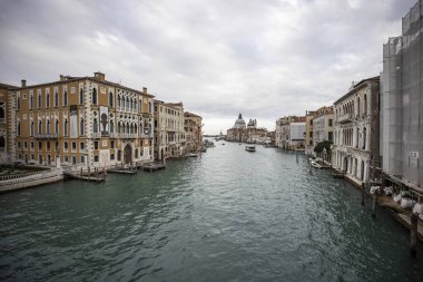 Venedik İtalya'Adası Murano. Kanal tekne ve motorlu tekne su ile görüntüleyin. Güzel manzara.