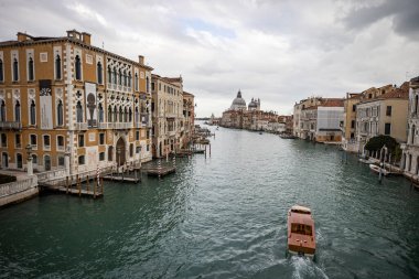 Venedik İtalya'Adası Murano. Kanal tekne ve motorlu tekne su ile görüntüleyin. Güzel manzara.