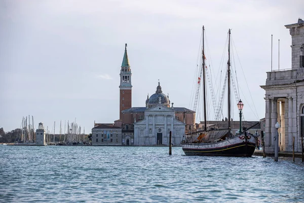 Murano Venedig Italien Visa Kanalen Med Båt Och Motorbåt Vatten — Stockfoto