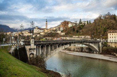 İtalya 'nın kuzeyindeki Veneto eyaletindeki güzel Belluno kasabasının renkli evleri