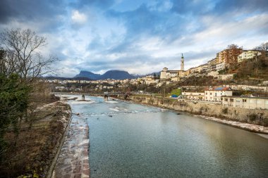 İtalya 'nın kuzeyindeki Veneto eyaletindeki güzel Belluno kasabasının renkli evleri
