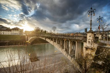 İtalya 'nın kuzeyindeki Veneto eyaletindeki güzel Belluno kasabasının renkli evleri