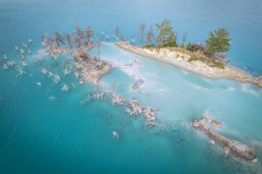 Yatagan mavi gölü, Kuldagi Gölü olarak da bilinir, muhteşem bir renge sahiptir, manzara büyüleyicidir. Ancak, bu göz alıcı turkuaz rengin arkasında çok ciddi bir gerçek var.