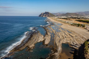 Antalya ilinin Gazipaa ilçesinin Koru Sahili 'nin doğu kesimindeki Doğal Havuzlar