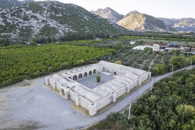 Kirkgz Han, Antalya 'nın 24 km kuzeybatısında Burdur Yolu üzerinde yer almaktadır ve Antalya' dan gelen eski yolda Krkgz pınarlarının yanında durmaktadır.