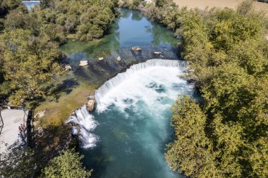 Manavgat. Antalya 'daki Manavgat Nehri' nde şelale. Eski kentin yakınlarında yer almaktadır. Manavgat. Hindi. Alania. Düşük bir irtifadan geniş bir su akıntısı düşer. İHA ateşi