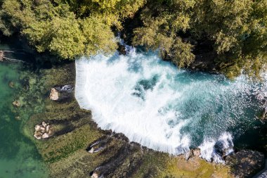 Manavgat. Antalya 'daki Manavgat Nehri' nde şelale. Eski kentin yakınlarında yer almaktadır. Manavgat. Hindi. Alania. Düşük bir irtifadan geniş bir su akıntısı düşer. İHA ateşi