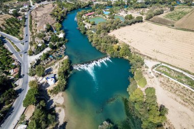 Manavgat. Antalya 'daki Manavgat Nehri' nde şelale. Eski kentin yakınlarında yer almaktadır. Manavgat. Hindi. Alania. Düşük bir irtifadan geniş bir su akıntısı düşer. İHA ateşi