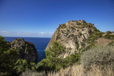 Akşam saatlerinde katı kayalar tarafından çerçevelenmiş Güzel Antioch reklam Cragum lagününün insansız hava aracı çekimi