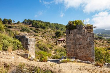 Akşam saatlerinde katı kayalar tarafından çerçevelenmiş Güzel Antioch reklam Cragum lagününün insansız hava aracı çekimi