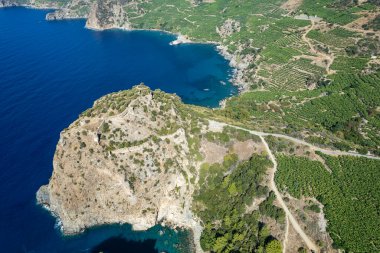 Akşam saatlerinde katı kayalar tarafından çerçevelenmiş Güzel Antioch reklam Cragum lagününün insansız hava aracı çekimi