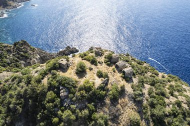 Akşam saatlerinde katı kayalar tarafından çerçevelenmiş Güzel Antioch reklam Cragum lagününün insansız hava aracı çekimi