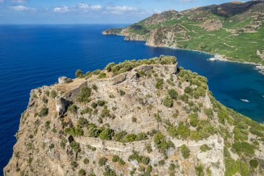 Akşam saatlerinde katı kayalar tarafından çerçevelenmiş Güzel Antioch reklam Cragum lagününün insansız hava aracı çekimi