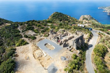 Akşam saatlerinde katı kayalar tarafından çerçevelenmiş Güzel Antioch reklam Cragum lagününün insansız hava aracı çekimi