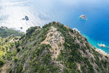 Akşam saatlerinde katı kayalar tarafından çerçevelenmiş Güzel Antioch reklam Cragum lagününün insansız hava aracı çekimi