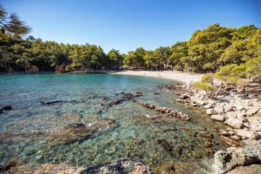Antalya Kemer 'deki Phaselis Antik Şehri. Muhteşem plajlar, sakin deniz, muhteşem şnorkeller ve hayal gücünü kuran antik harabeler içinde her şey hazır. Çok güzel ve tarihi bir yer. Çok sessiz bir plaj..