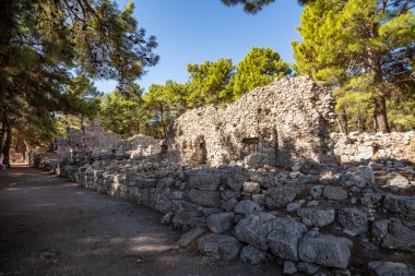 Antalya Kemer 'deki Phaselis Antik Şehri. Muhteşem plajlar, sakin deniz, muhteşem şnorkeller ve hayal gücünü kuran antik harabeler içinde her şey hazır. Çok güzel ve tarihi bir yer. Çok sessiz bir plaj..