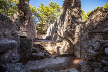 Antalya Kemer 'deki Phaselis Antik Şehri. Muhteşem plajlar, sakin deniz, muhteşem şnorkeller ve hayal gücünü kuran antik harabeler içinde her şey hazır. Çok güzel ve tarihi bir yer. Çok sessiz bir plaj..