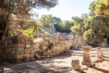 Antalya Kemer 'deki Phaselis Antik Şehri. Muhteşem plajlar, sakin deniz, muhteşem şnorkeller ve hayal gücünü kuran antik harabeler içinde her şey hazır. Çok güzel ve tarihi bir yer. Çok sessiz bir plaj..
