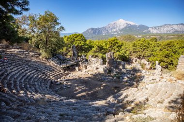 Antalya Kemer 'deki Phaselis Antik Şehri. Muhteşem plajlar, sakin deniz, muhteşem şnorkeller ve hayal gücünü kuran antik harabeler içinde her şey hazır. Çok güzel ve tarihi bir yer. Çok sessiz bir plaj..