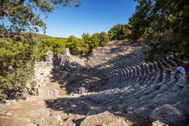 Antalya Kemer 'deki Phaselis Antik Şehri. Muhteşem plajlar, sakin deniz, muhteşem şnorkeller ve hayal gücünü kuran antik harabeler içinde her şey hazır. Çok güzel ve tarihi bir yer. Çok sessiz bir plaj..