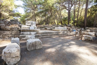 Antalya Kemer 'deki Phaselis Antik Şehri. Muhteşem plajlar, sakin deniz, muhteşem şnorkeller ve hayal gücünü kuran antik harabeler içinde her şey hazır. Çok güzel ve tarihi bir yer. Çok sessiz bir plaj..