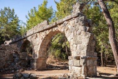Antalya Kemer 'deki Phaselis Antik Şehri. Muhteşem plajlar, sakin deniz, muhteşem şnorkeller ve hayal gücünü kuran antik harabeler içinde her şey hazır. Çok güzel ve tarihi bir yer. Çok sessiz bir plaj..