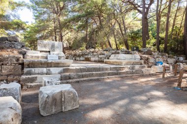 Antalya Kemer 'deki Phaselis Antik Şehri. Muhteşem plajlar, sakin deniz, muhteşem şnorkeller ve hayal gücünü kuran antik harabeler içinde her şey hazır. Çok güzel ve tarihi bir yer. Çok sessiz bir plaj..