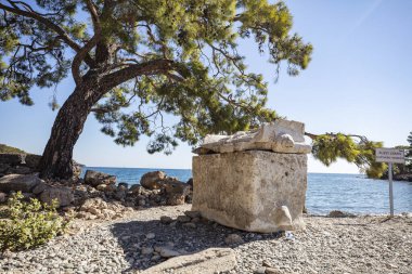 Antalya Kemer 'deki Phaselis Antik Şehri. Muhteşem plajlar, sakin deniz, muhteşem şnorkeller ve hayal gücünü kuran antik harabeler içinde her şey hazır. Çok güzel ve tarihi bir yer. Çok sessiz bir plaj..