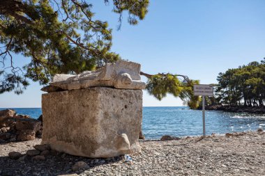 Antalya Kemer 'deki Phaselis Antik Şehri. Muhteşem plajlar, sakin deniz, muhteşem şnorkeller ve hayal gücünü kuran antik harabeler içinde her şey hazır. Çok güzel ve tarihi bir yer. Çok sessiz bir plaj..